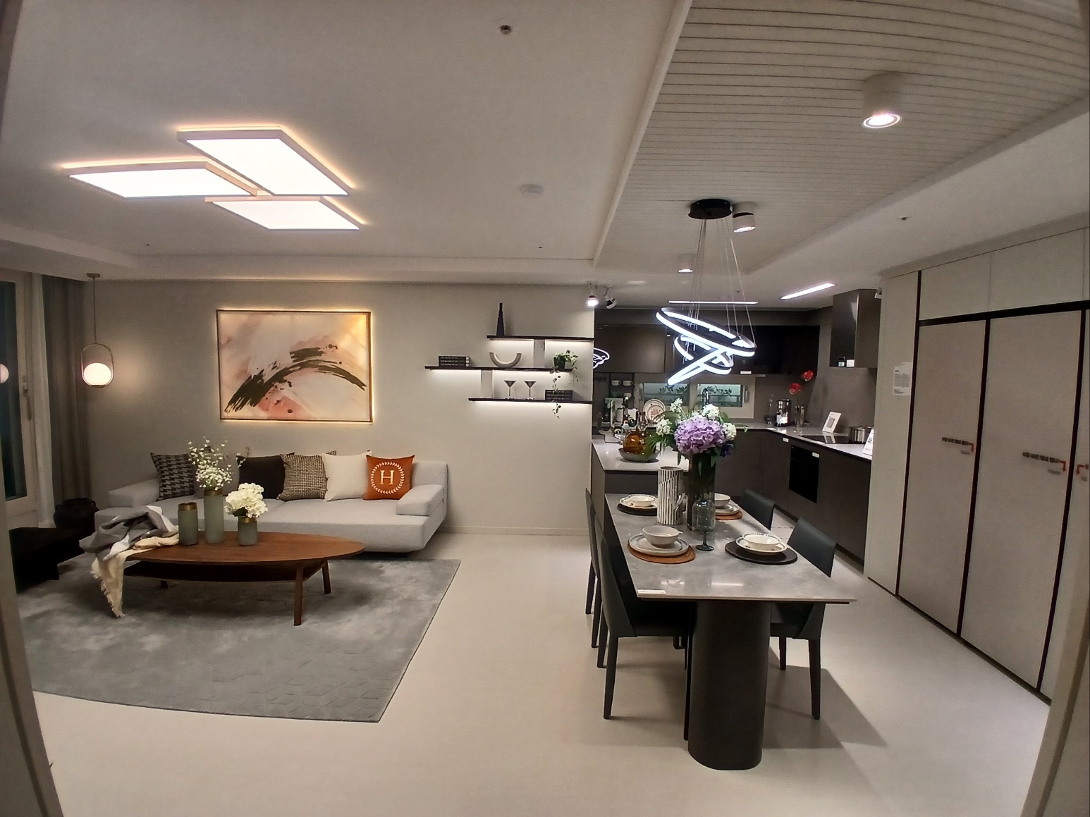 거실 및 다이닝